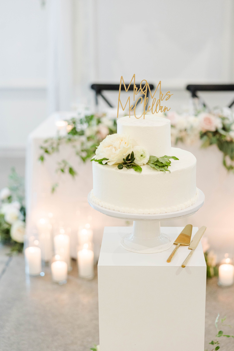 wedding cake on pedistle